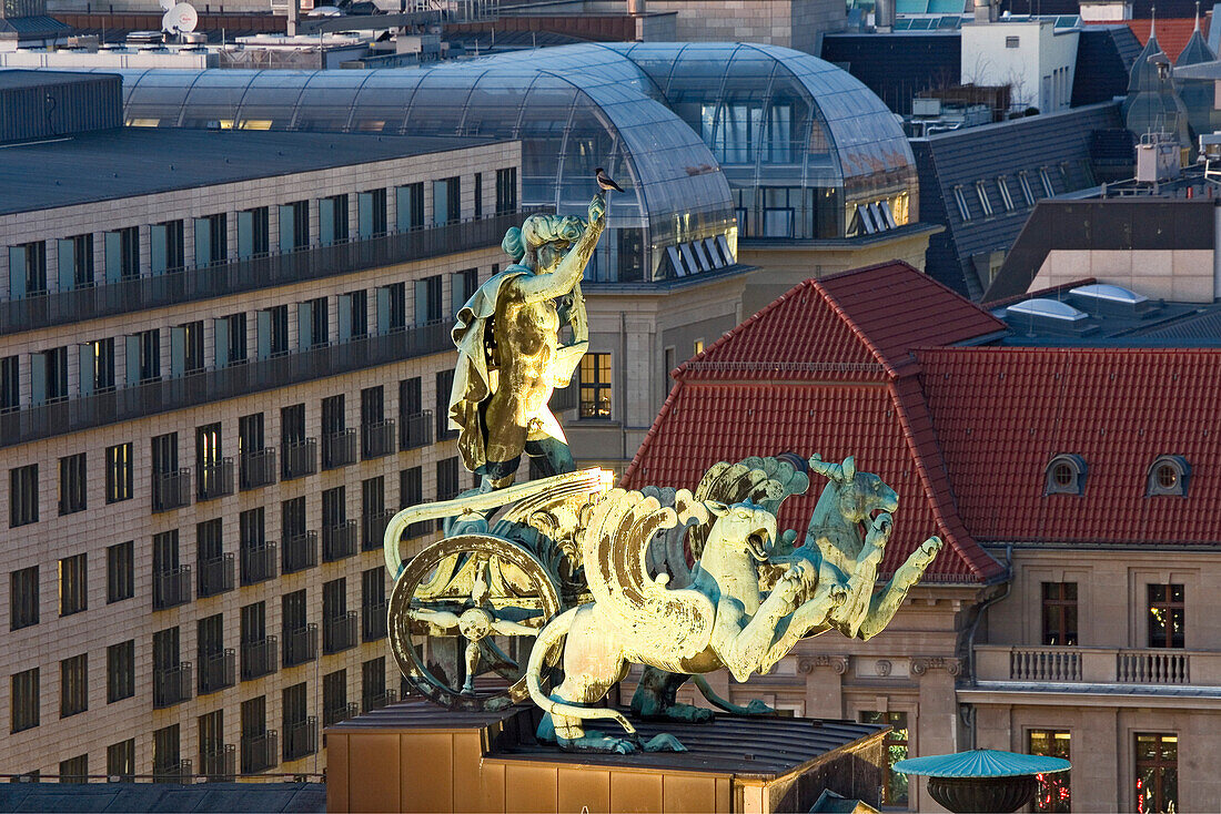Beleuchtete Figuren auf dem Dach des Konzerthauses am Gendarmenmarkt, Berlin, Deutschland, Europa