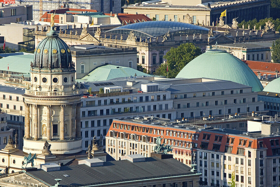 Blick über Französischen Dom, Hedwigskathedrale und Zeughaus, Berlin, Deutschland