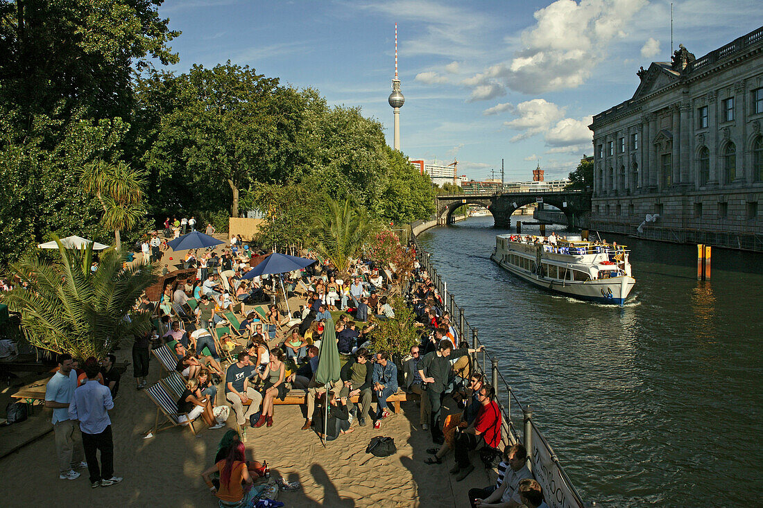 Menschen sitzen am Spreeufer in der Sonne, Museumsinsel, Berlin, Deutschland, Europa