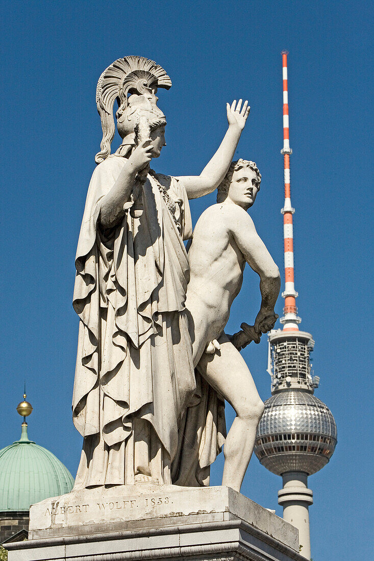 Skulpturen auf der Schlossbrücke, Fernsehturm im Hintergrund, Unter den Linden, Berlin, Deutschland, Europa