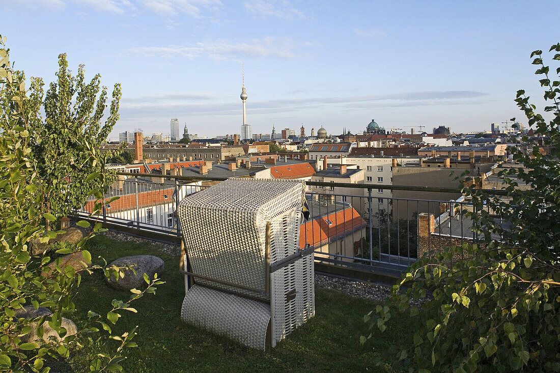 Strandkorb auf einer Dachterrasse, Mitte, Berlin, Deutschland