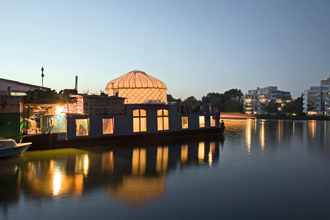 Hausboote ankern auf der Spree am Treptower Park am Abend, Berlin, Deutschland, Europa