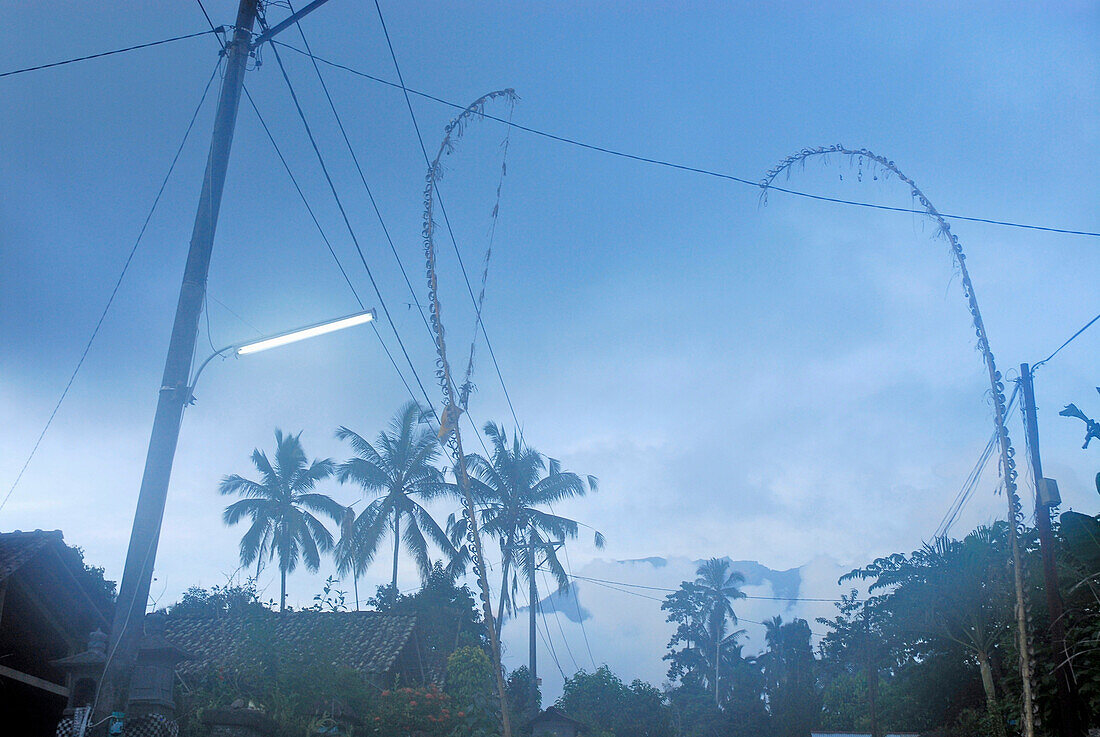 Straße im Nebel am Abend, Dorf Selat am Vulkan Gunung Agung, Ost Bali, Indonesien, Asien