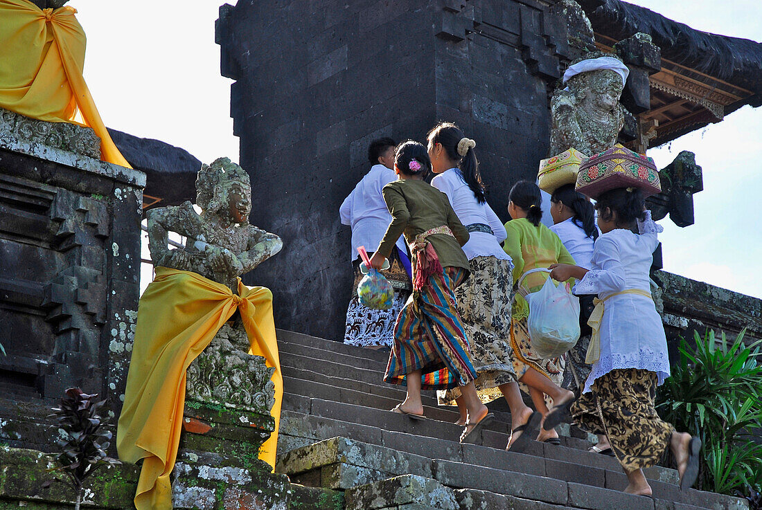 Menschen auf einer Treppe im balinesischen Muttertempel Besakih, Bali, Indonesien, Asien