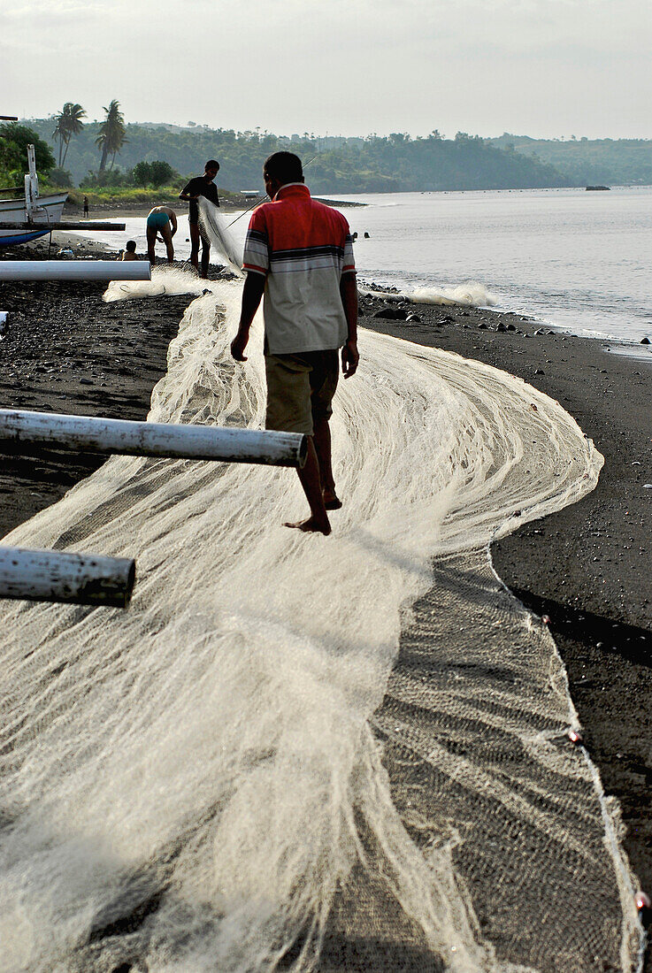 Fischer breiten ihre Netze am Strand aus, Ost Bali, Indonesien, Asien