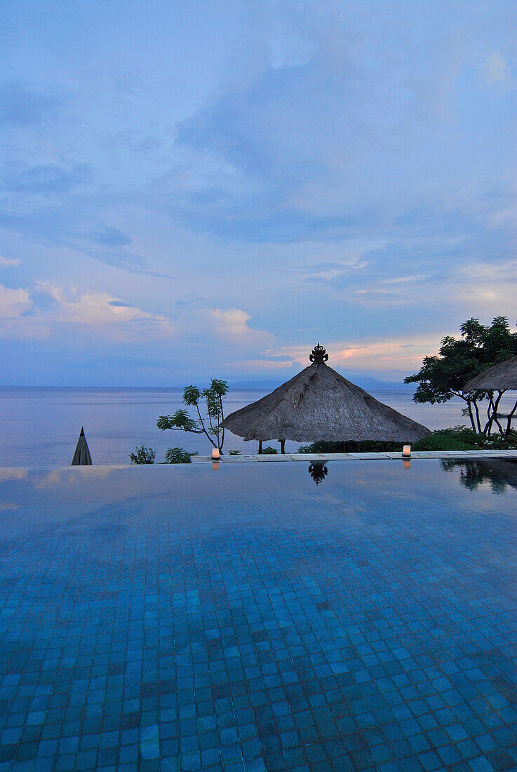 Infinity Pool im Amankila Resort am Abend, Candi Dasa, Ost Bali, Indonesien, Asien