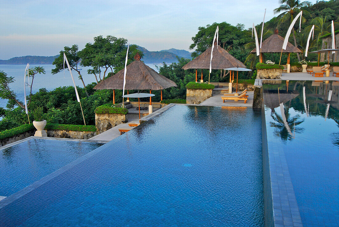 Der menschenleere Infinity Pool im Amankila Resort am Morgen, Candi Dasa, Ost Bali, Indonesien, Asien