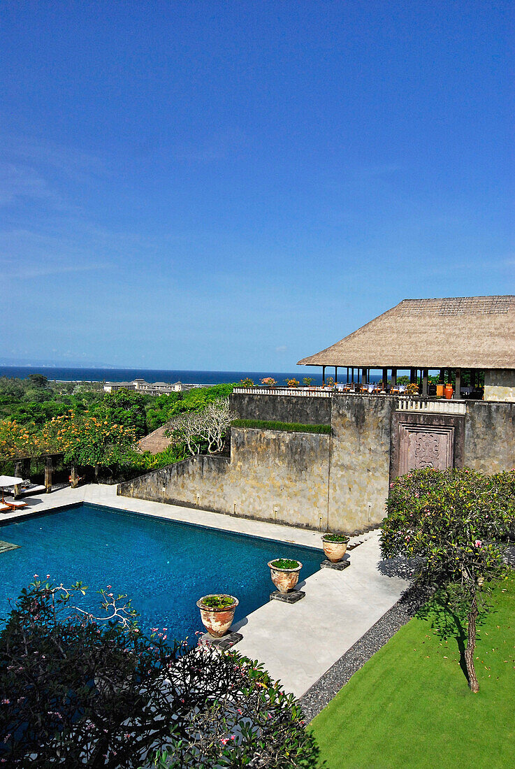 Menschenleerer Pool im Amanusa Resort unter blauem Himmel, Nusa Dua, Süd Bali, Indonesien, Asien
