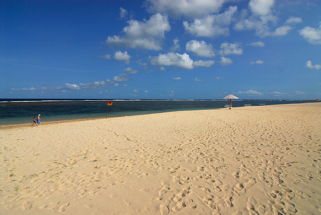 Der Strand des Amanusa Resort unter blauem Himmel, Nusa Dua, Süd Bali, Indonesien, Asien