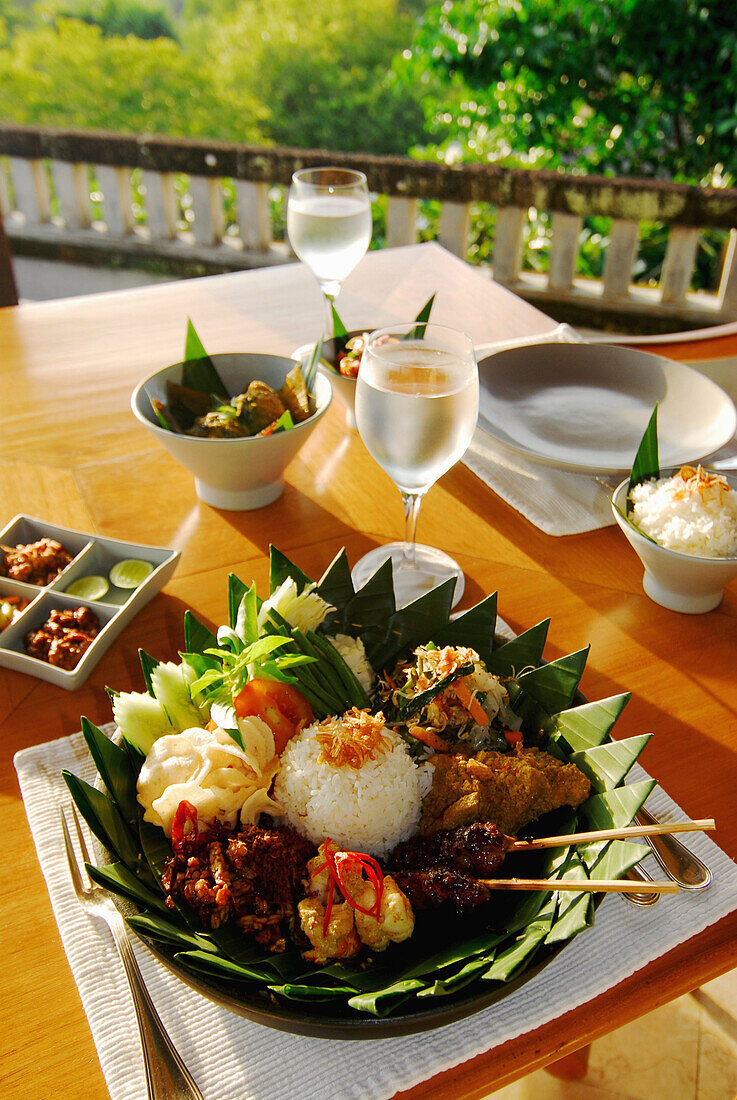 Nasi Campur, indonesisches Frühstück auf der Terrasse des Amanusa Resort, Nusa Dua, Süd Bali, Indonesien, Asien