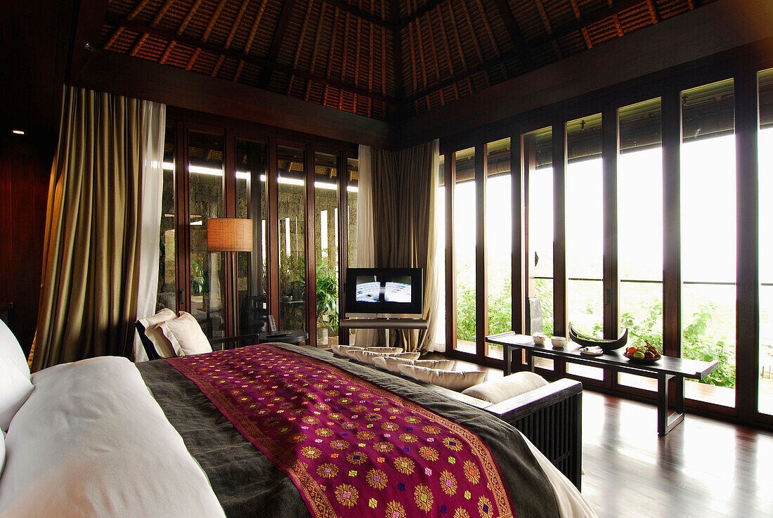 Bett in einem Bungalow im Bulgari Resort, Bukit Badung, Süd Bali, Indonesien, Asien