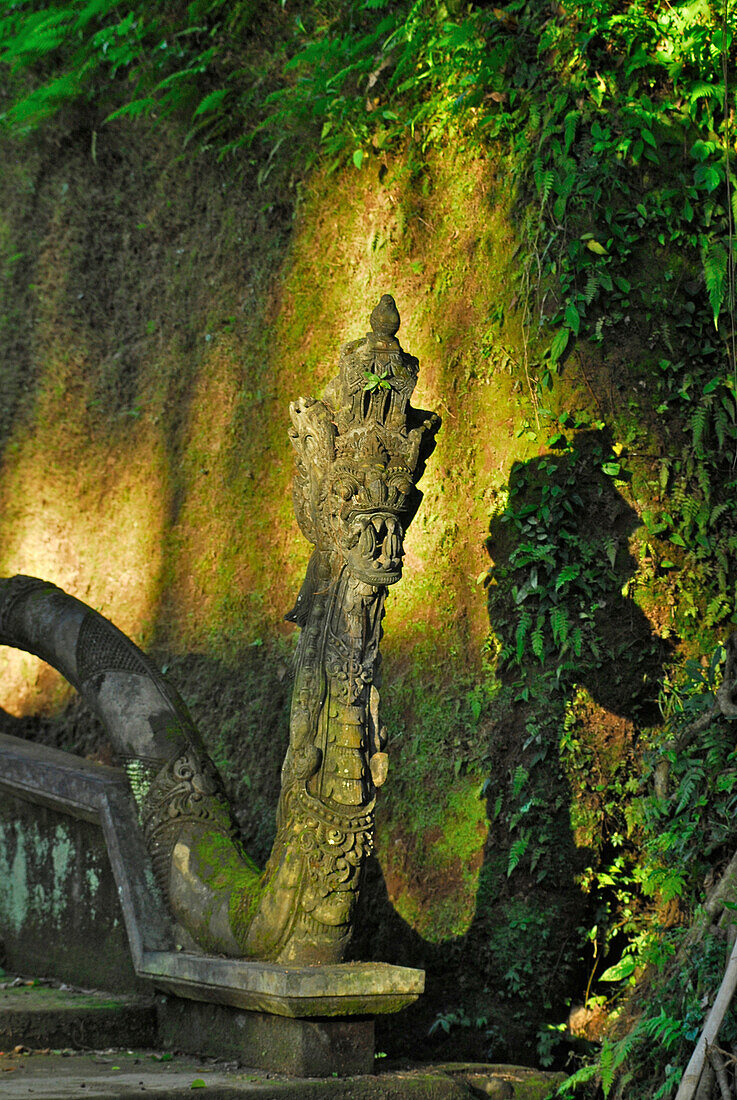 Naga Schlange aus Stein vor einem Tempel, Bangli, Bali, Indonesien, Asien