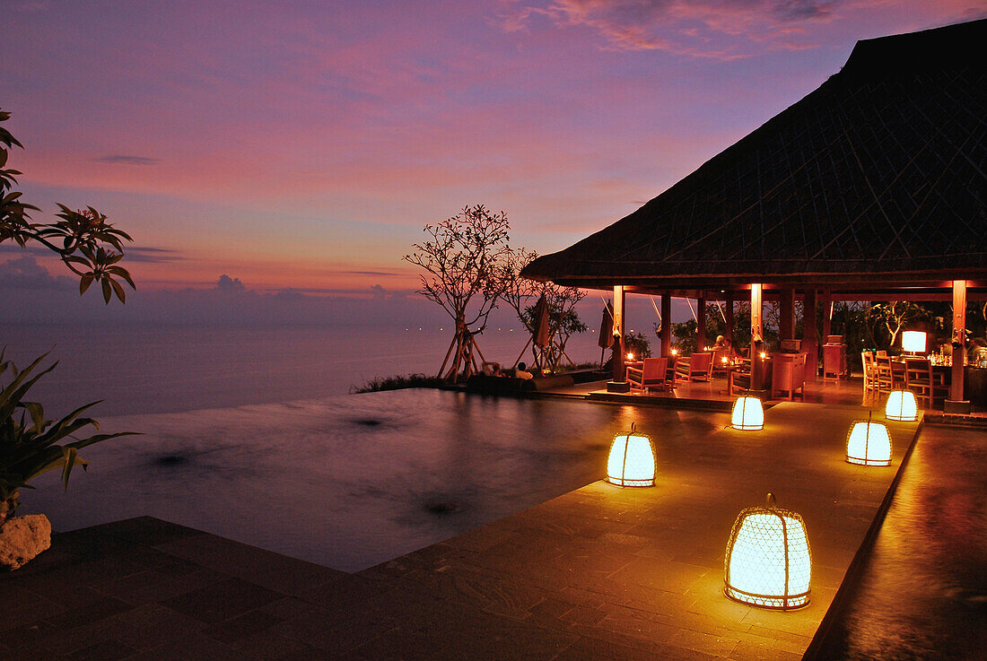 Bar mit Blick aufs Meer bei Sonnenuntergang, Bulgari Resort, Bukit Badung, Süd Bali, Indonesien, Asien