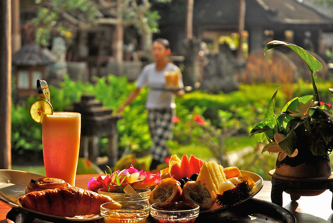 Frühstück im Sonnenlicht mit Blick in den Garten, Rumah Bali Hotel, Benoa, Süd Bali, Indonesien, Asien