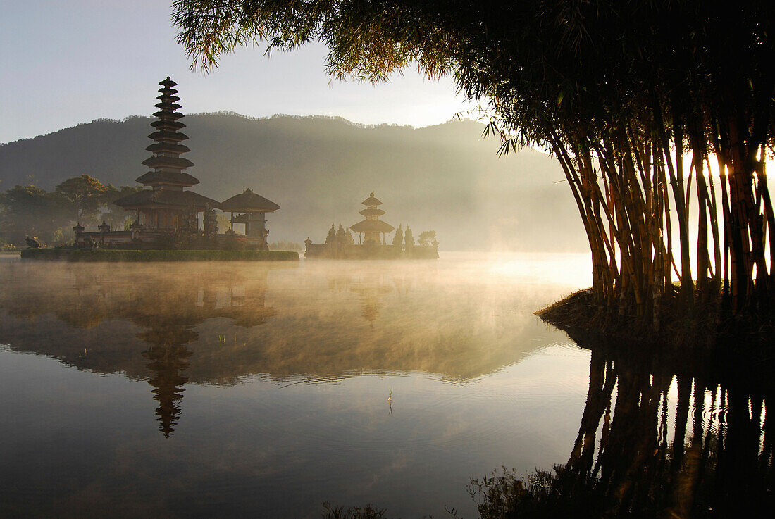 Ulu Watu Danu Bratan, Tempel auf einer Insel im Bratan See, Bali, Indonesien, Asien