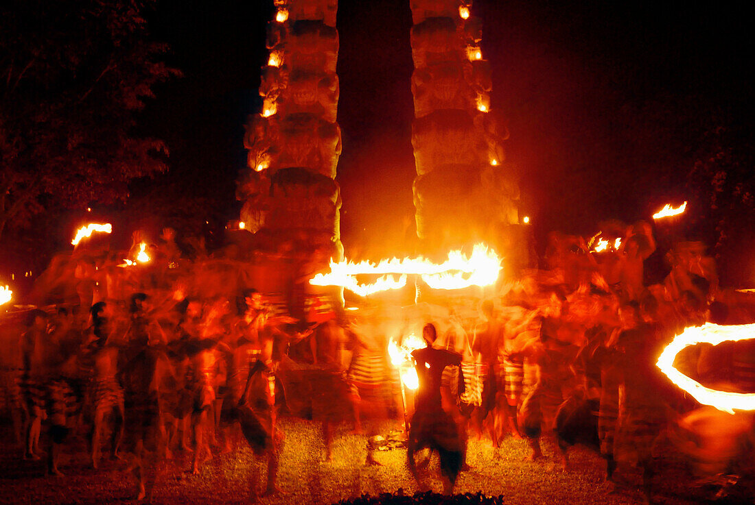 Kecak Tanz vor Candi bei Nacht, Goa Gajah, Chedi Club, GHM Hotel, Ubud, Indonesien, Asien