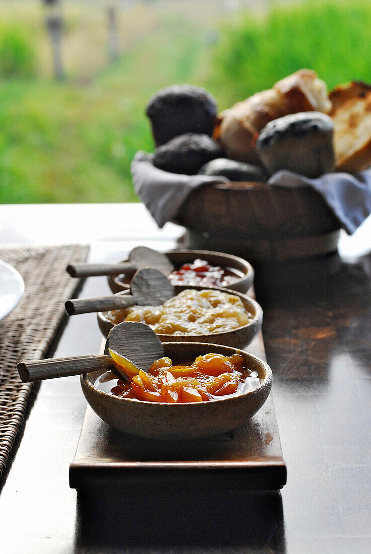 Gedeckter Tisch mit Blick auf Landschaft, Chedi Club, GHM Hotel, Ubud, Indonesien, Asien