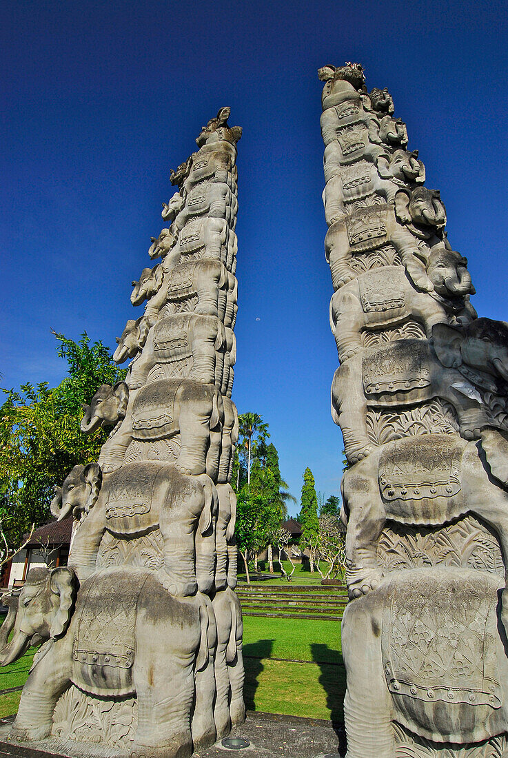 Candi, Temple gate at the garden of the Chedi Club under blue sky, GHM Hotel, Ubud, Indonesia, Asia