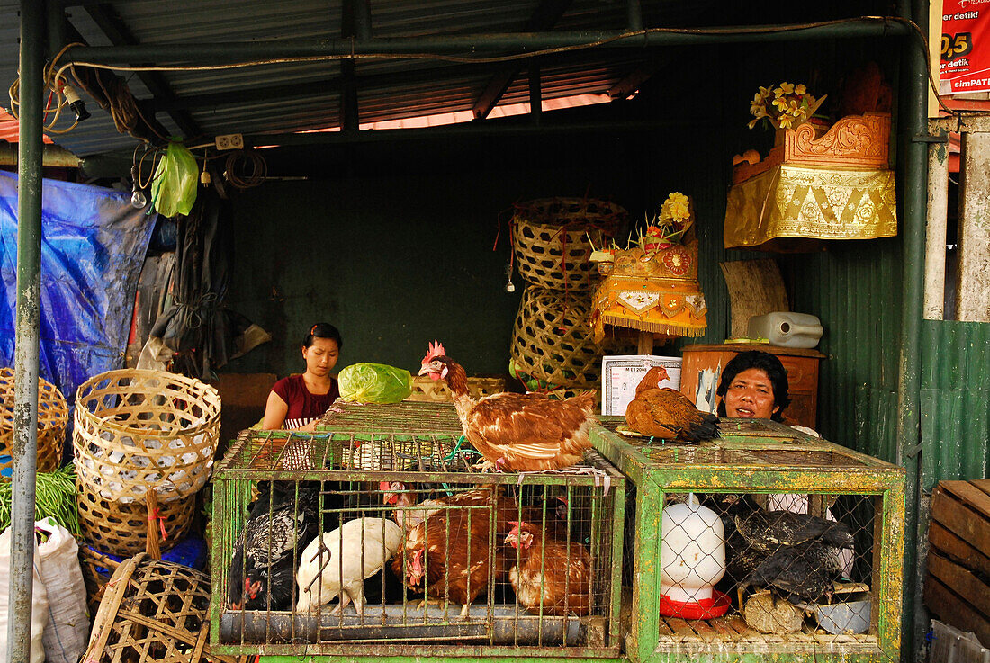Verkäufer an ihren Ständen auf dem Zentralmarkt Pasar Badung, Denpasar, Bali, Indonesien, Asien