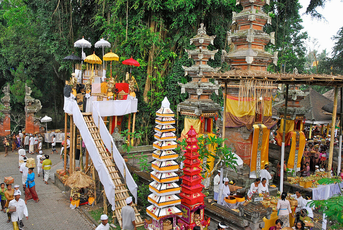 Pilgrims at a temple festival, Pura Samuan Tiga, Bali, Indonesia, Asia