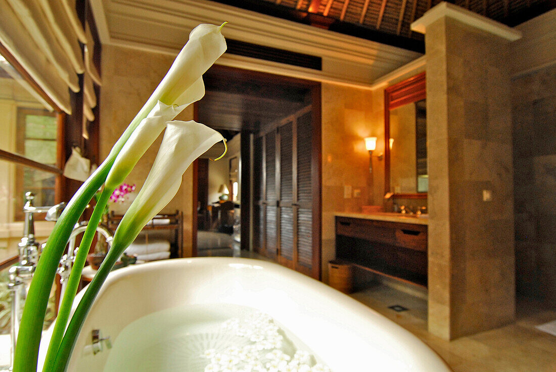 Blumen in einem Badezimmer im Four Seasons Resort, Jimbaran, Süd Bali, Indonesien, Asien