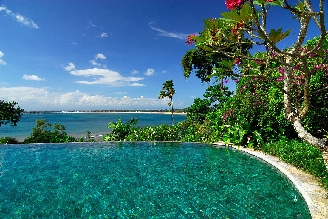 Pool unter blauem Himmel mit Meerblick, Four Seasons Resort, Jimbaran, Süd Bali, Indonesien, Asien