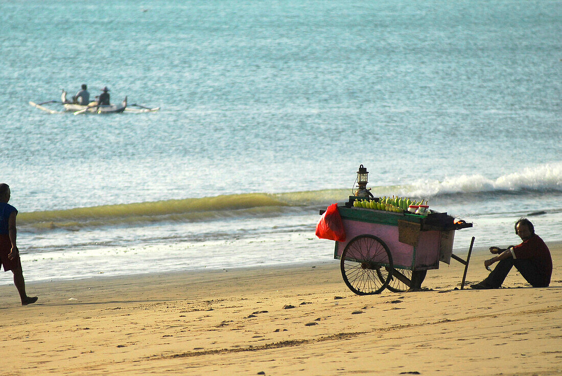 Vendor with hand cart at the beach, Jimbaran, Bali, Indonesia, Asia