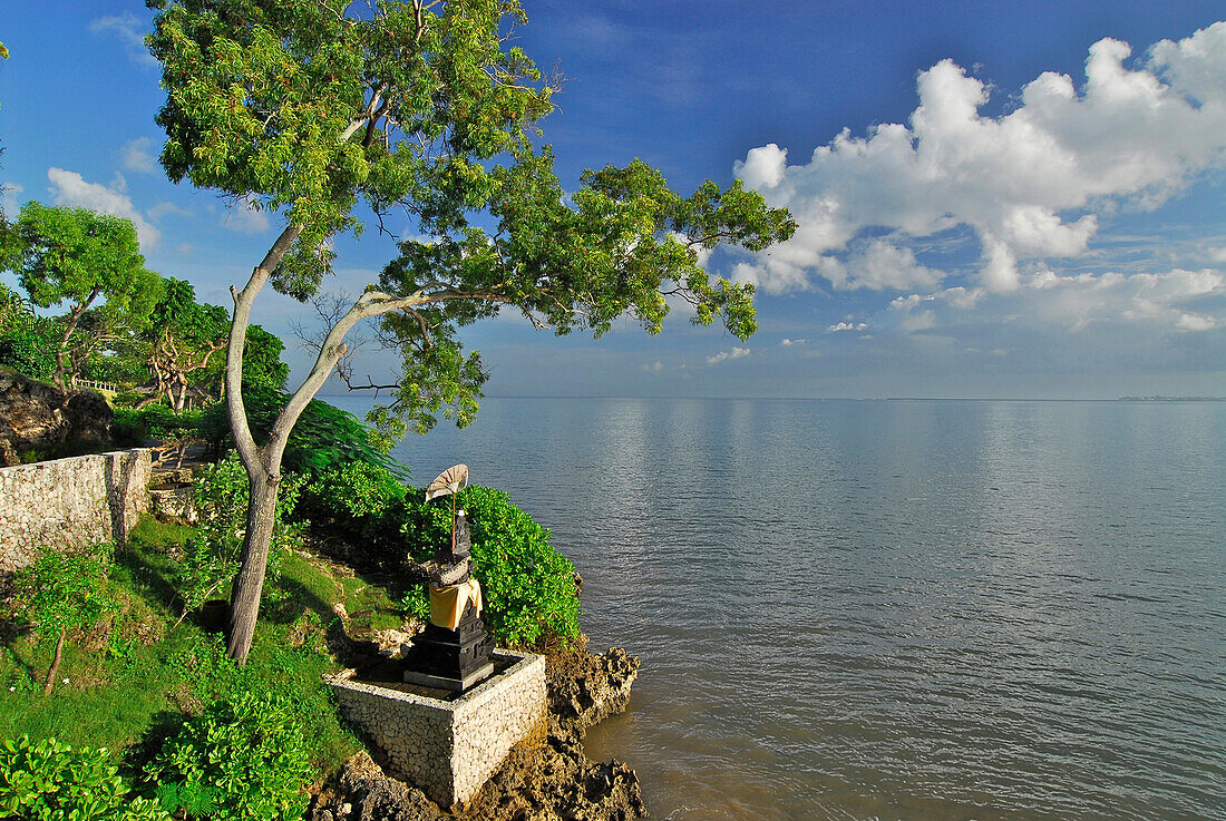 Garten des Four Seasons Resort an der Küste, Jimbaran, Süd Bali, Indonesien, Asien