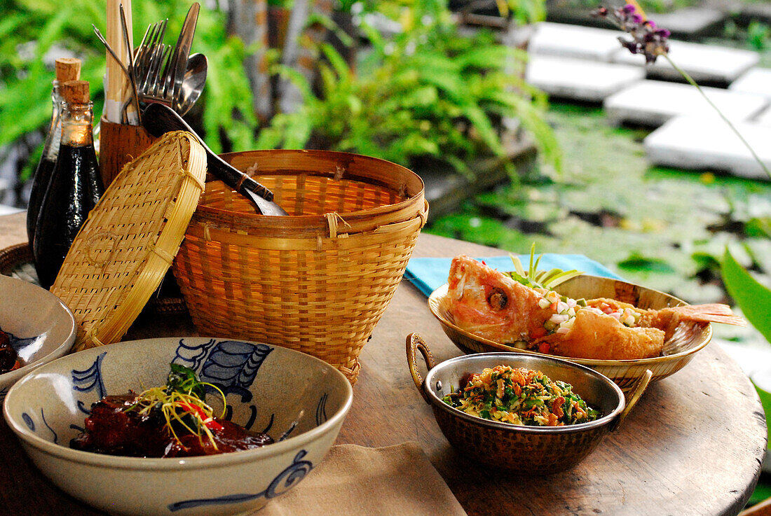 Asiatisches Essen auf einem Tisch im Restaurant Warung Mi, Four Seasons Resort, Jimbaran, Süd Bali, Indonesien, Asien