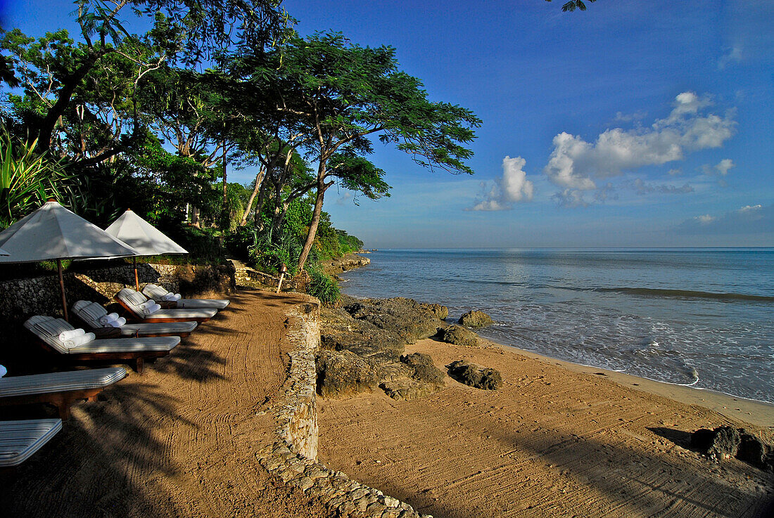 Sonnenliegen am Strand im Sonnenlicht, Four Seasons Resort, Jimbaran, Süd Bali, Indonesien, Asien