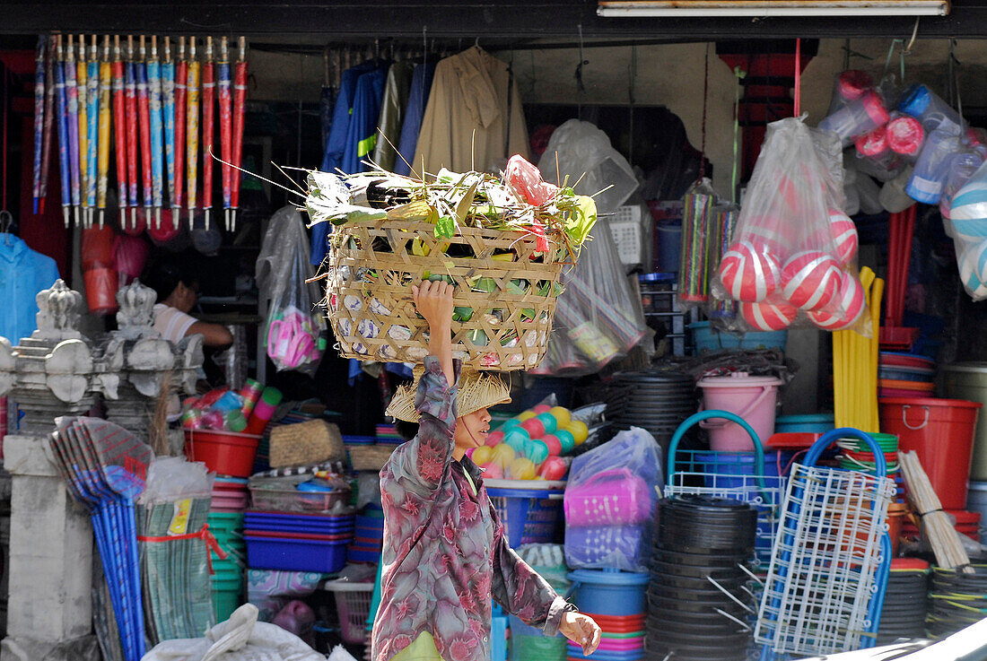 Eine Frau trägt einen Korb auf dem Kopf, Markt in Jimbaran, Bali, Indonesien, Asien