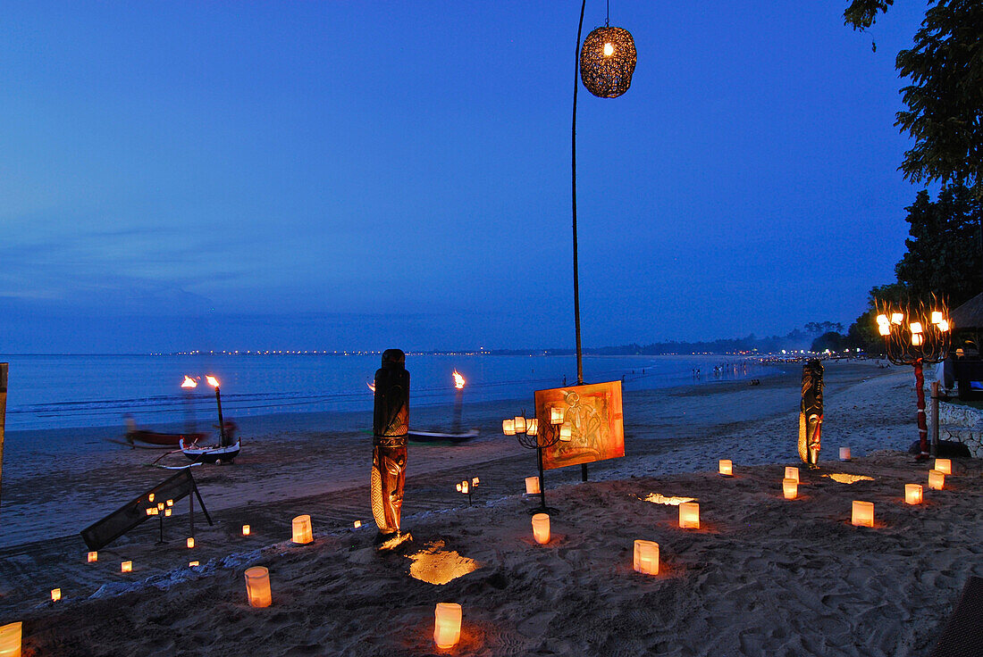 Laternen am abendlichen Strand des Four Seasons Resort, Jimbaran, Süd Bali, Indonesien, Asien