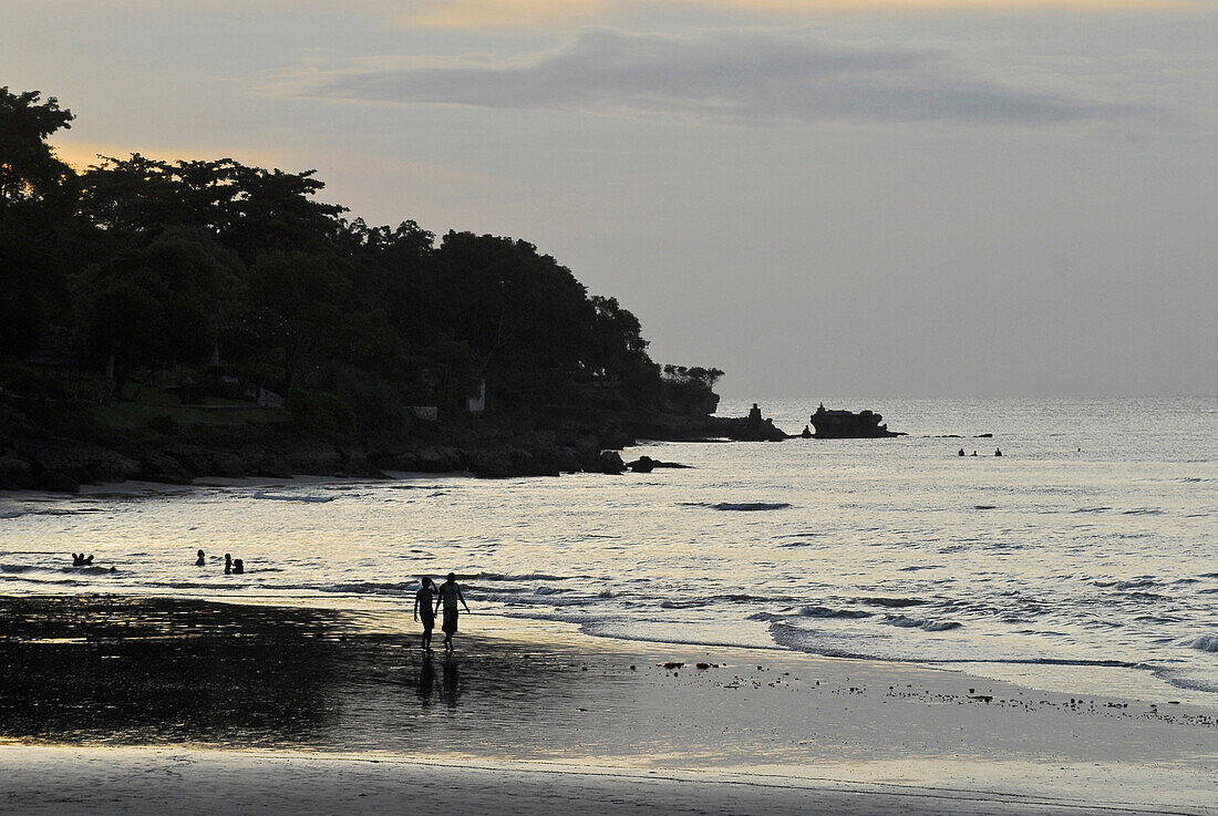 Menschen am abendlichen Strand, Jimbaran, Süd Bali, Indonesien, Asien