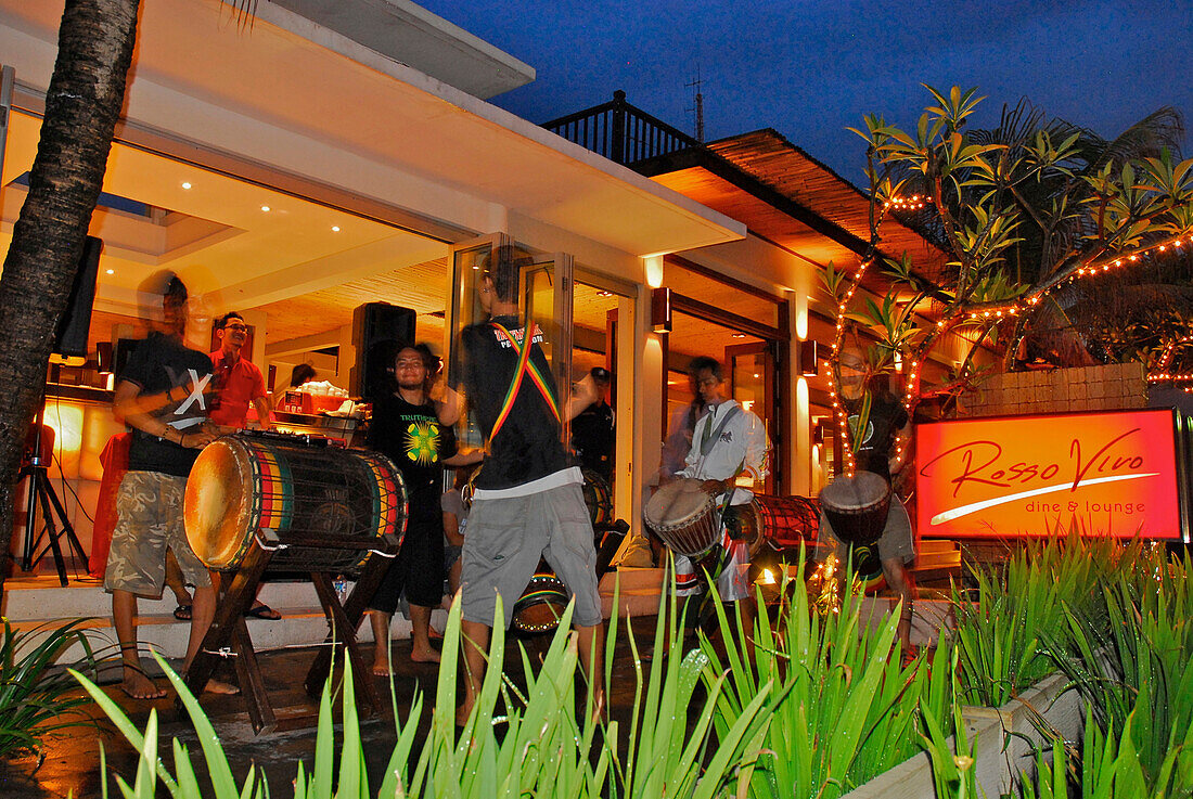 A band playing in front of Restaurant Rosso Vivo, Kuta Seaview Hotel, Kuta, Bali, Indonesia, Asia