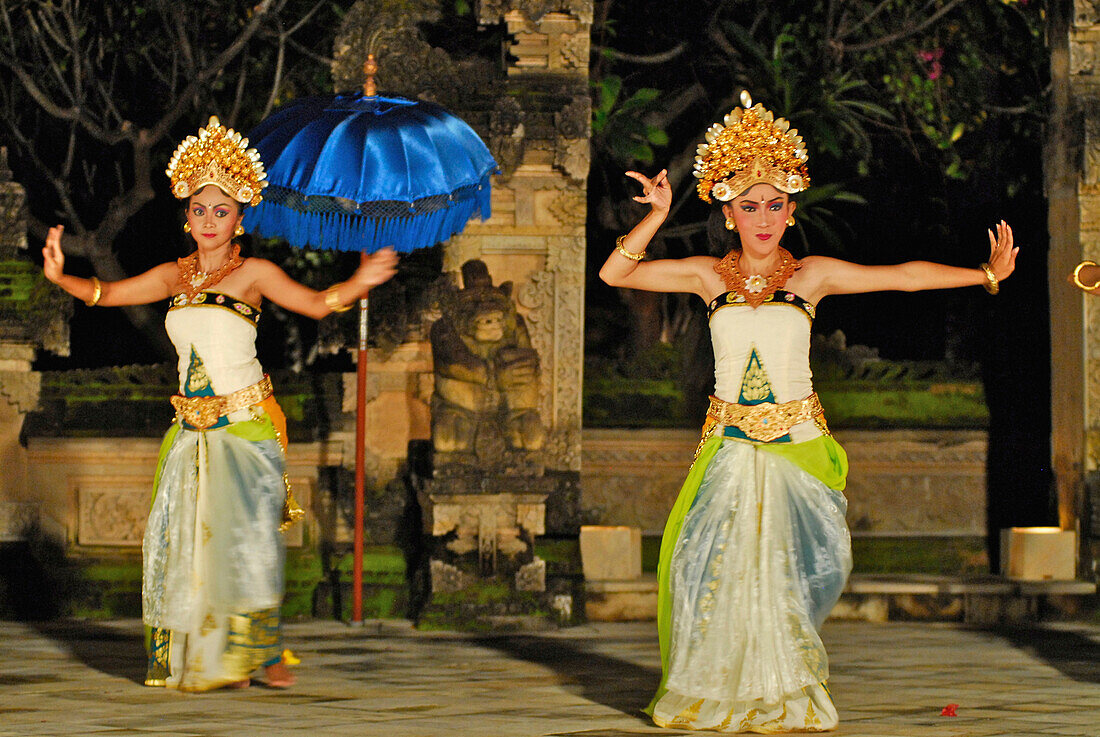 Dancers dancing Legong dance at Matahari Hotel, Pemuteran, North Bali, Indonesia, Asia