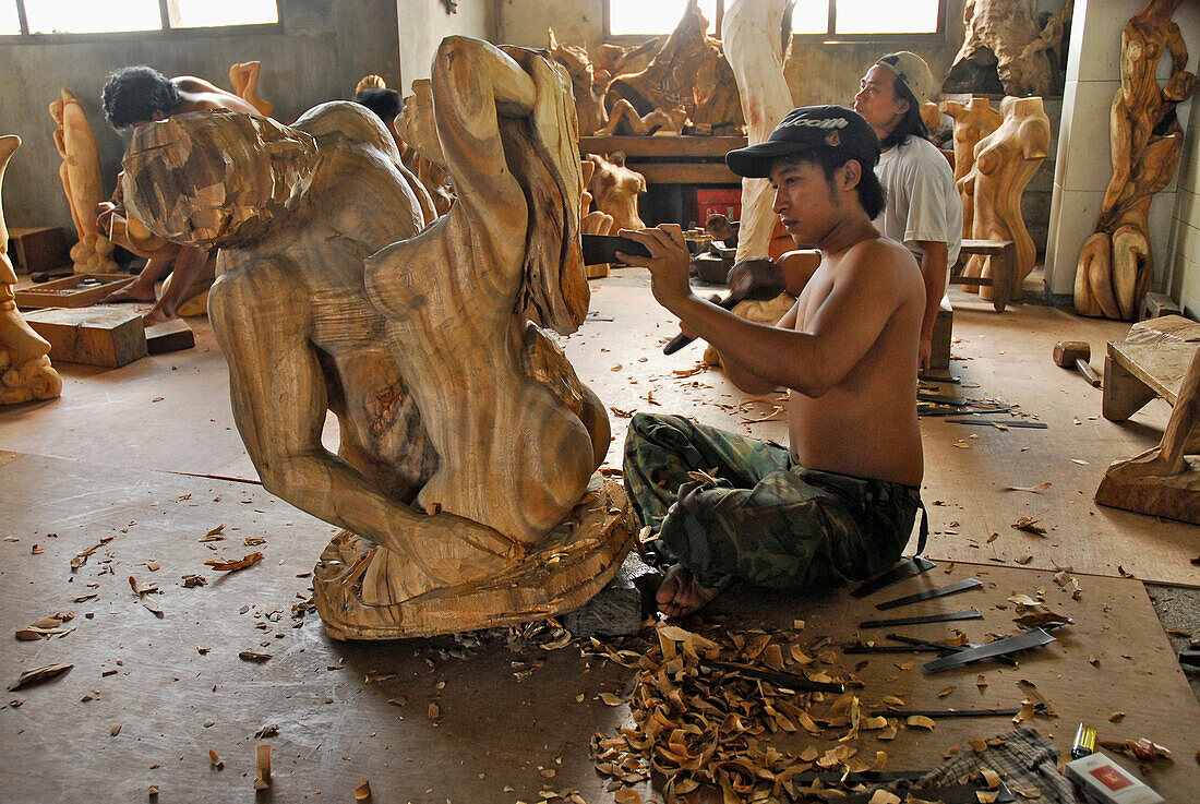 Bildhauer bei der Arbeit, Ubud, Bali, Indonesien, Asien