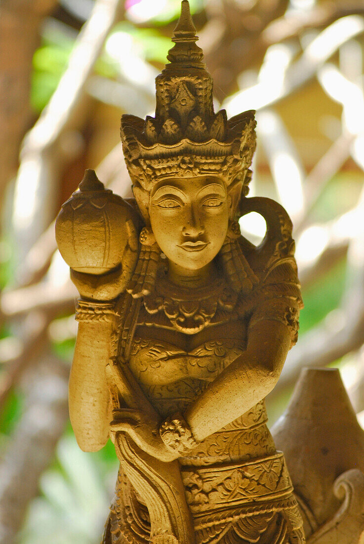 Balinesische Statuen im Garten des Matahari Hotels, Pemuteran, Bali, Indonesien, Asien