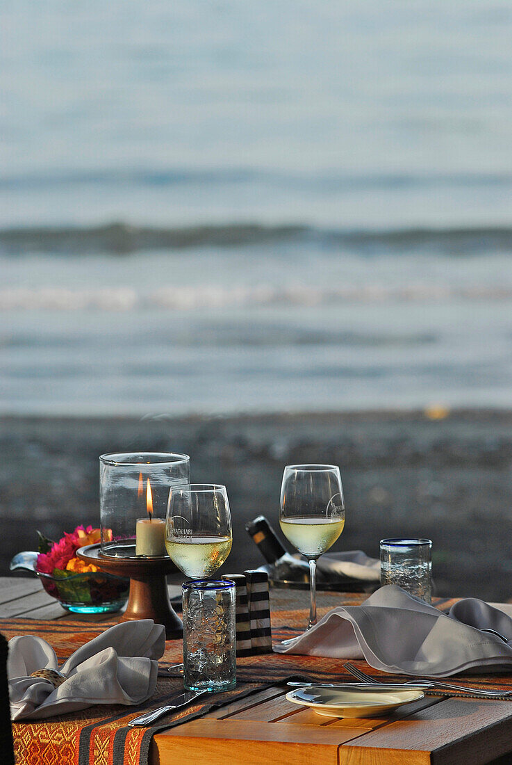 Gedeckter Tisch am abendlichen Strand, Restaurant des Matahari Hotel, Pemuteran, Nordwest Bali, Indonesien, Asien