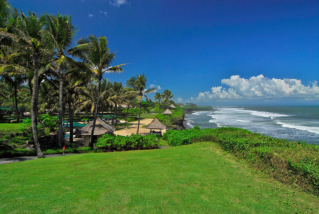 Le Meridien Resort an der Küste unter blauem Himmel, Süd Bali, Indonesien, Asien