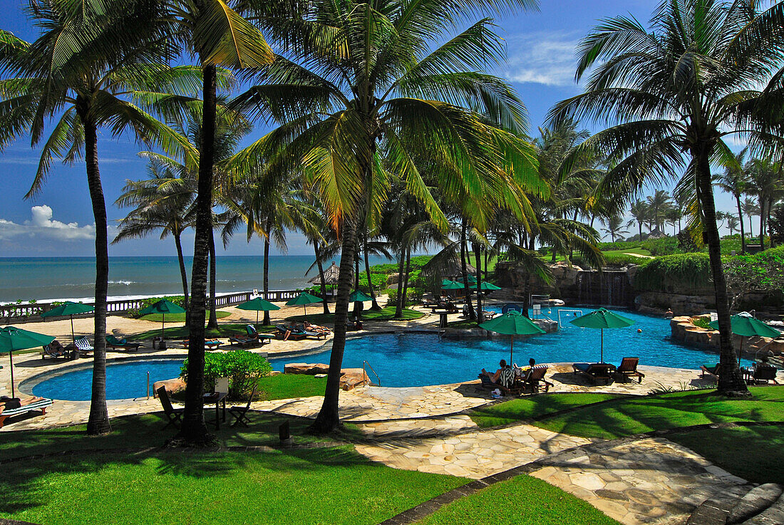 Le Meridien Resort an der Küste unter blauem Himmel, Süd Bali, Indonesien, Asien