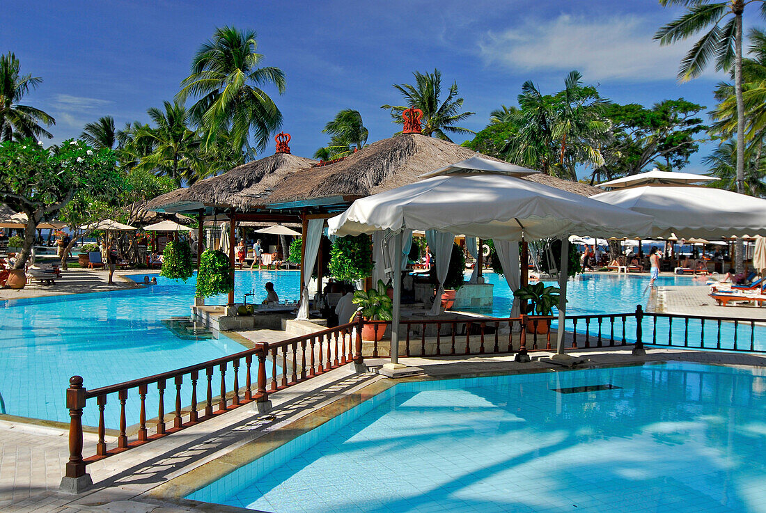 Der grosse Pool des Nusa Dua Beach Hotel im Sonnenlicht, Nusa Dua, Süd Bali, Indonesien, Asien