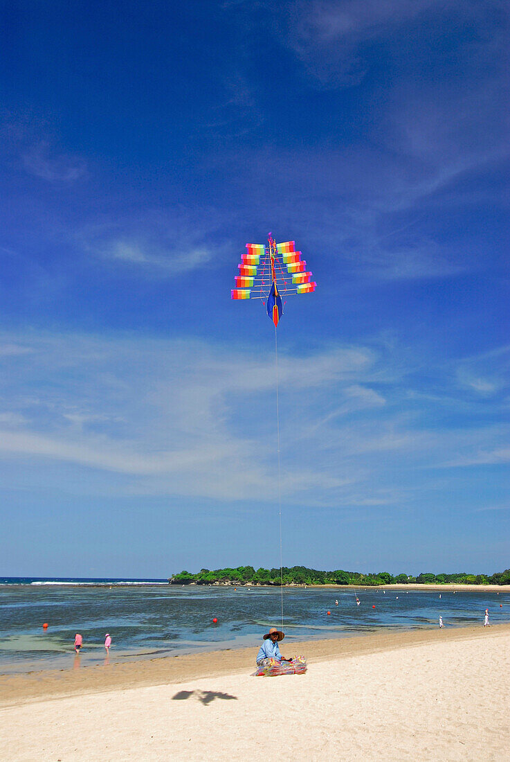 Drachenverkäufer am Strand des Nusa Dua Beach Hotel, Nusa Dua, Süd Bali, Indonesien, Asien