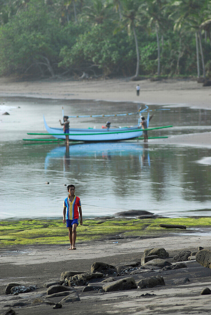 Locals with boats at the beach, Pekutatan, Bali, Indonesien, Asia