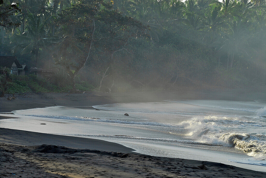 Der Strand vor dem Hotel Puri Dajuma am Morgen, Pekutatan, Bali Indonesien, Asien