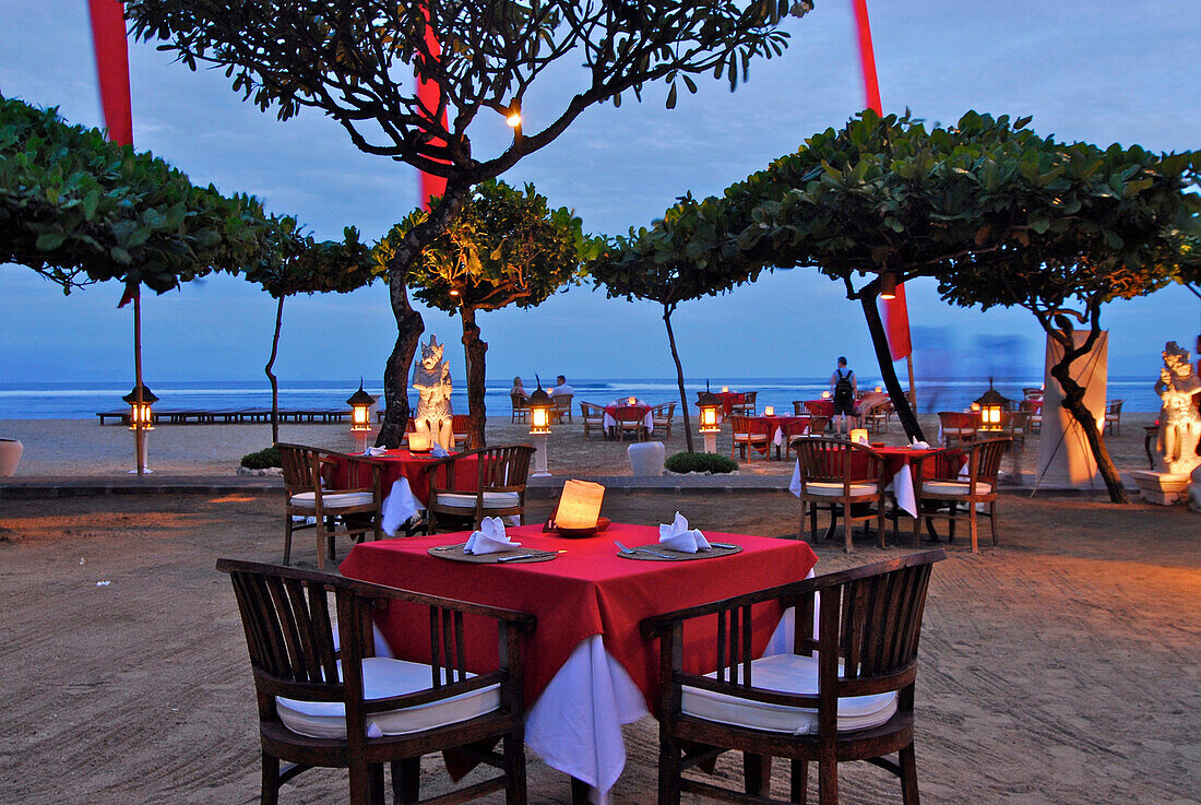 Gedeckte Tische abends am Strand, Restaurant des La Taverna Hotel, Sanur, Süd Bali, Indonesien, Asien