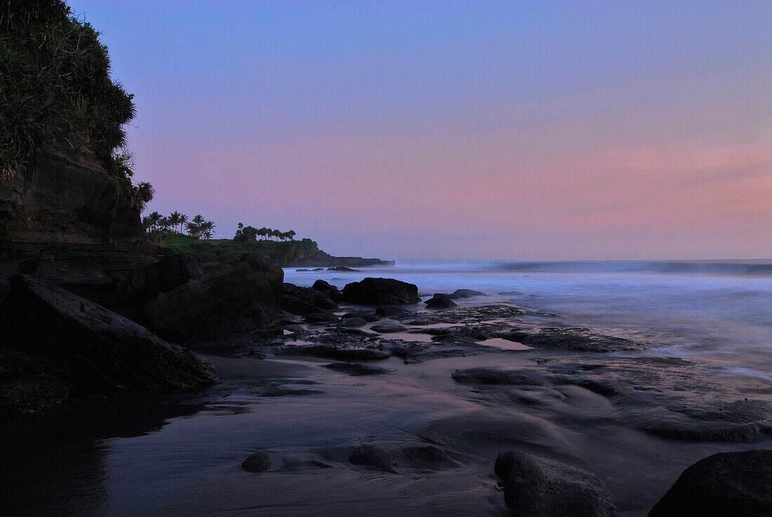 Sonnenuntergang am Tempel Tanah Lot an der Küste, Süd Bali, Indonesien, Asien