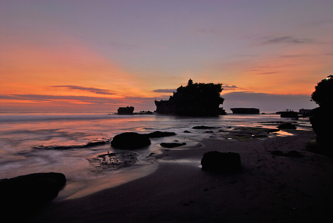 Sonnenuntergang am Tempel Tanah Lot an der Küste, Süd Bali, Indonesien, Asien