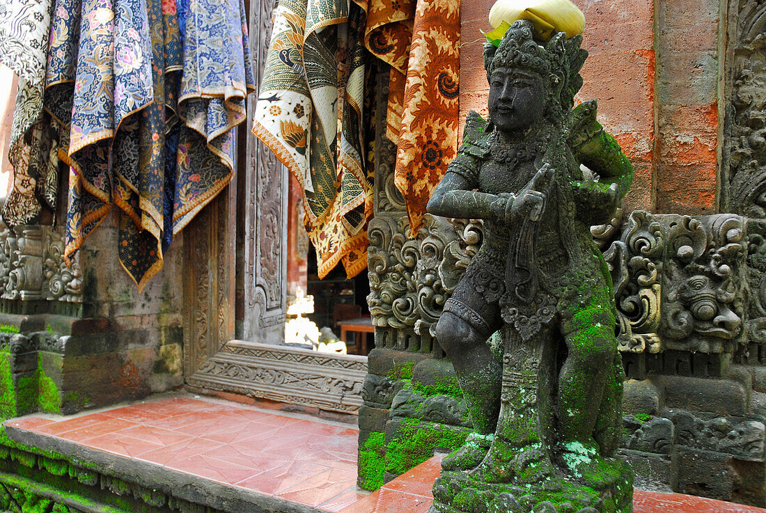 Ikat Stoffe und Steinfigur im Dorf Bali Aga, Tenganan, Ost Bali, Indonesien, Asien