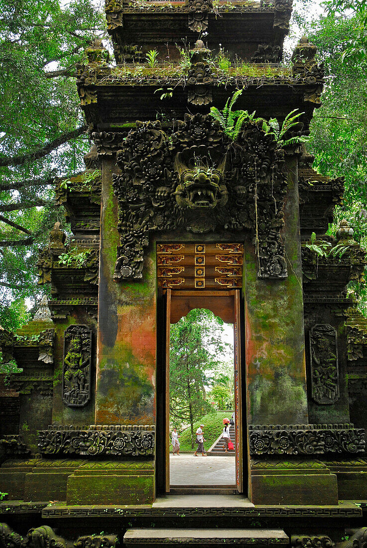 Blick auf moosbewachsenes Tor des Tirtha Empul Tempel, Zentral Bali, Indonesien, Asien