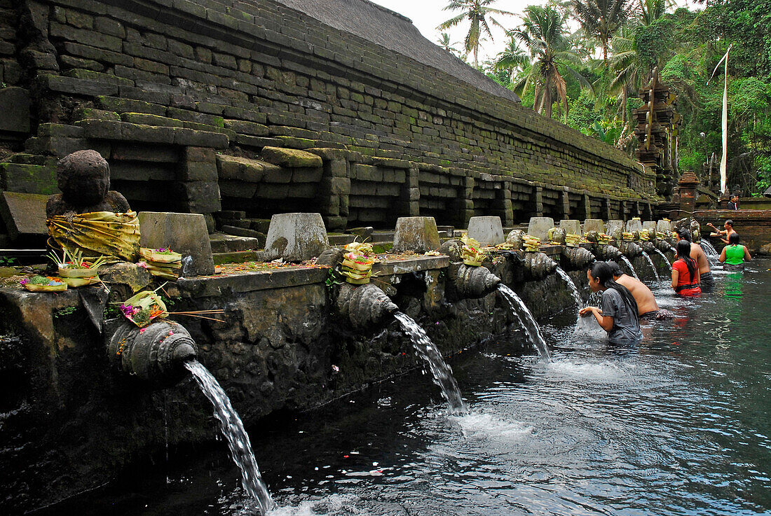 Einheimische in einem Wasserbecken im Tirtha Empul Tempel, Zentral Bali, Indonesien, Asien